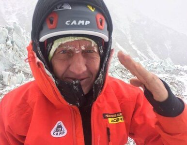 Miniatura: Denis Urubko samotnie idzie na szczyt K2....