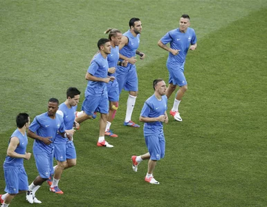 Miniatura: Minuta ciszy poprzedzi mecz Francja-Szwecja