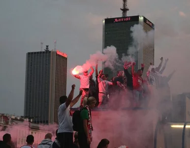 Miniatura: UEFA potępiła burdy na ulicach Warszawy