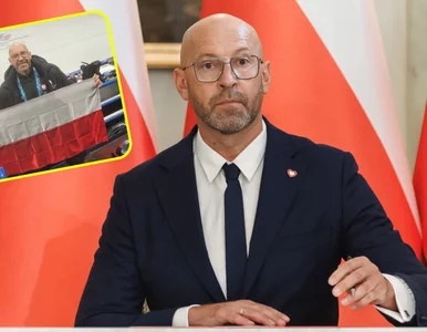 Miniatura: Burza po zdjęciu ministra sportu z flagą...