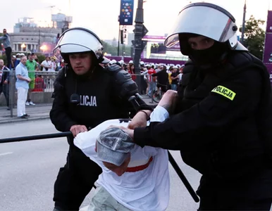 Miniatura: Kibole szturmowali strefę kibica w Warszawie