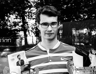 Miniatura: Młody tenisista wepchnięty pod pociąg....