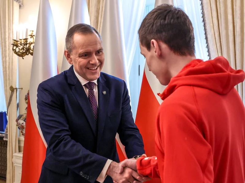 Karol Nawrocki w centrum uwagi. Dostał wyjątkowy prezent