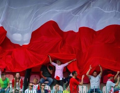 Anonim ufundował 100-metrową flagę Polski na mecz z Czechami