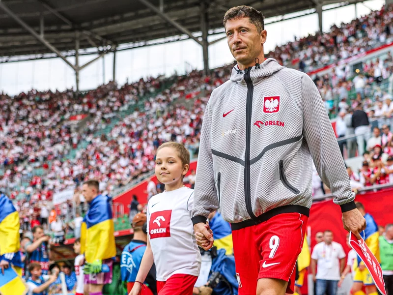 Robert Lewandowski z małą bohaterką! Maja z Cancer Fighters skradła serca