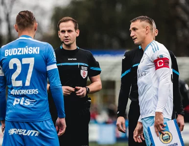 Miniatura: Piłkarze lidera ligowej tabeli nadal bez...