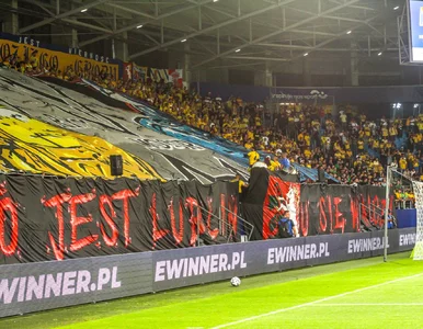 Miniatura: Prezes Motoru pokazała kibicom środkowy...