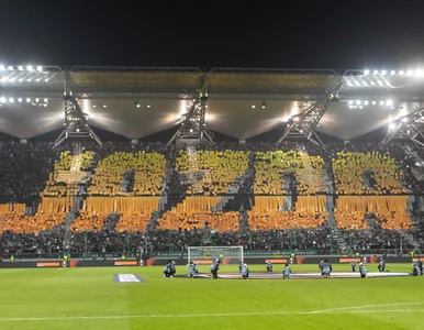 Miniatura: Kibice Legii ułożyli na trybunach napis...