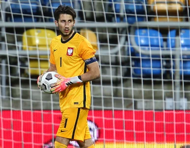 Miniatura: Kamil Grabara obronił trzy rzuty karne i...