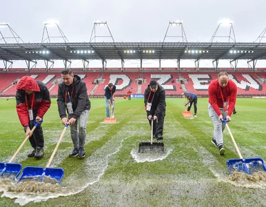 Miniatura: Oberwanie chmury nad centralną częścią...