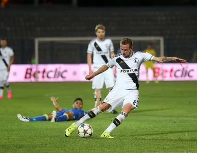 Miniatura: El. LE: Piłkarz Legii trafiony kamieniem w...