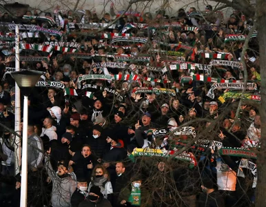 Miniatura: Tłumy kibiców przed stadionem Legii....