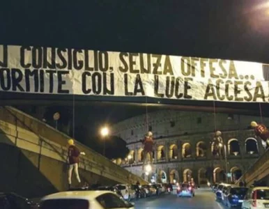 Miniatura: Kukły piłkarzy powieszone przed Koloseum....