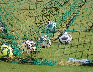 Miniatura: Przechodnie kopali w kolorowe piłki...