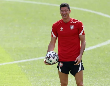 Miniatura: Robert Lewandowski grał w piłkę z dziećmi...