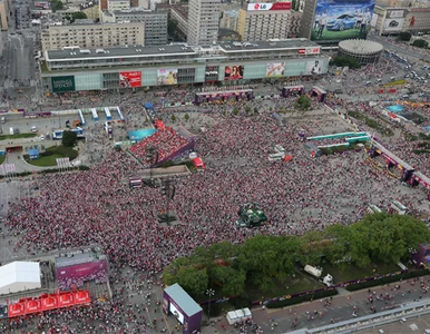 Miniatura: Centrum Warszawy znów biało-czerwone, znów...