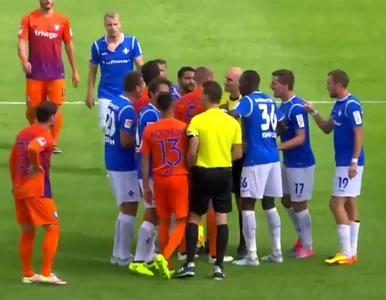 Miniatura: Dziwaczne fair play piłkarza. „Zanurkował”...