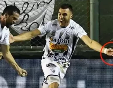 Miniatura: Piłkarski obrońca kłuł napastników...