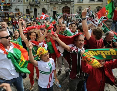 Miniatura: Ukraińcy polewają kibiców wodą. "To...