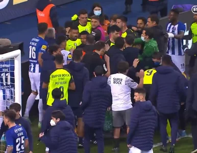 Miniatura: Grad czerwonych kartek, bójka i kradzież....