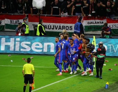 Miniatura: Gwizdy, kubki z piwem i flary. Węgierscy...