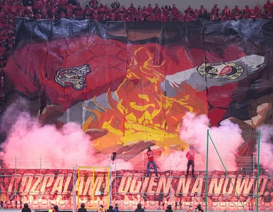 Miniatura: Kibice Widzewa Łódź wywiesili flagę...