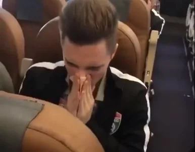 Miniatura: Piłkarz wytarł nos banknotem. „Mógłbym dać...