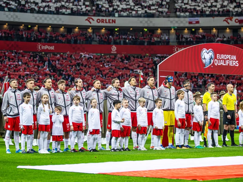 Skandal podczas hymnów na PGE Narodowym. Szokujące obrazki na trybunach