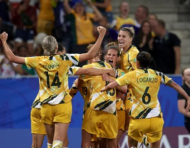 Miniatura: Piłkarki i piłkarze z identycznymi...