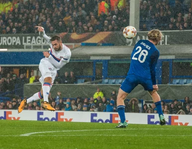 Miniatura: Ojciec z dzieckiem na rękach wymierzał...